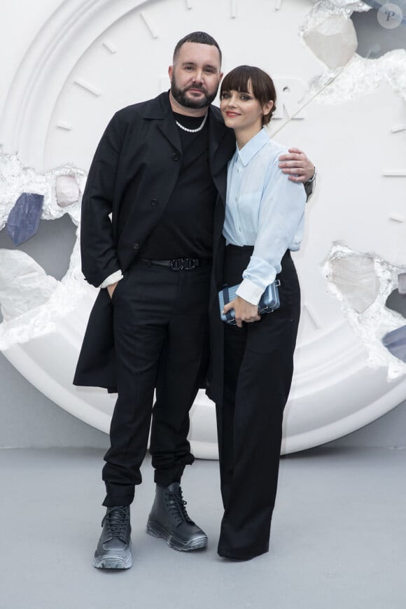 Kim Jones et Christina Ricci - Backstage du défilé de mode Hommes printemps-été 2020 "Dior Homme" à Paris. Le 21 juin 2019. © Olivier Borde / Bestimage