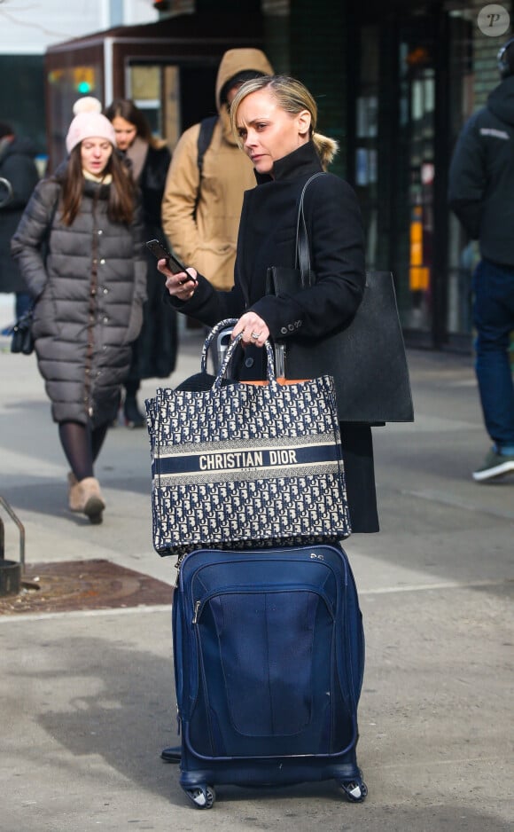 Christina Ricci transporte sa valise jusqu'à sa voiture à New York, le 10 février 2019.