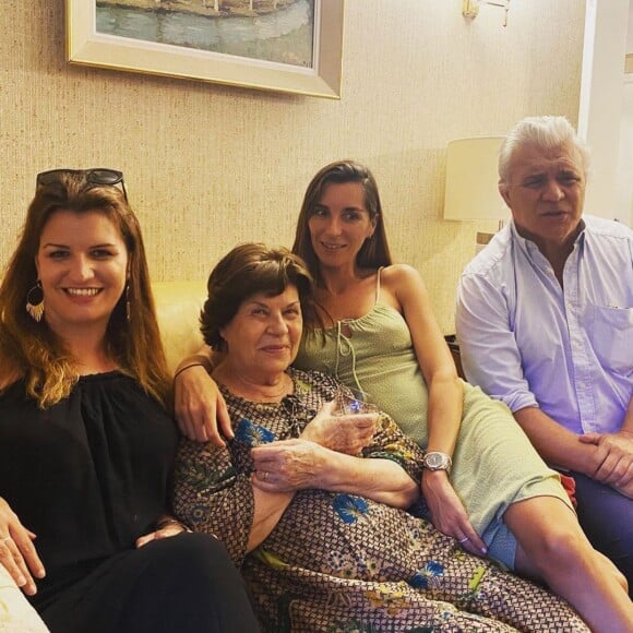 Marlène Schiappa chez sa grand-mère en Corse, entourée de sa cousine et de son père.