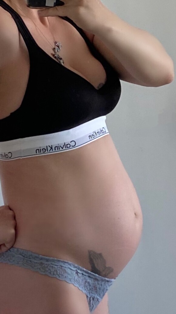 Christina Ricci, enceinte de son deuxième enfant, dévoile son baby bump !