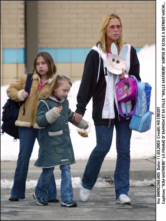 Kim Mathers, la femme d'Eminem, et sa fille Halle à la sortie de l'école. Detroit.