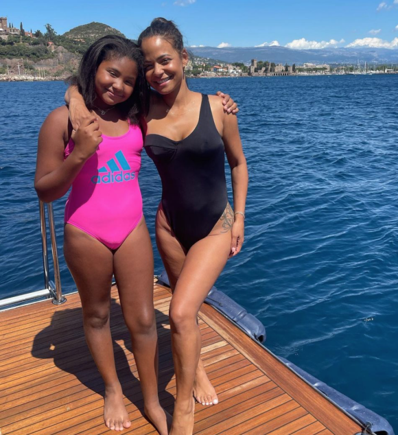 En vacances à Saint-Tropez, Christina Milian incite sa fille Violet à faire du sport.