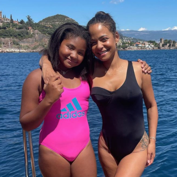 En vacances à Saint-Tropez, Christina Milian incite sa fille Violet à faire du sport.