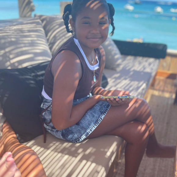 Violet, la fille de Christina Milian et belle-fille de M. Pokora, en vacances dans le sud de la France. Août 2021.