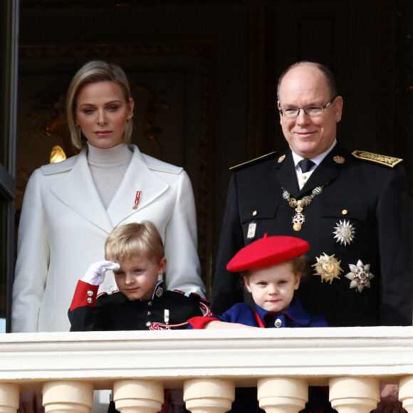 Le prince Albert II de Monaco, sa femme la princesse Charlene et leurs enfants le prince Jacques et la princesse Gabriella - La famille princière de Monaco au balcon du palais lors de la Fête nationale monégasque à Monaco. Le 19 novembre 2019 © Dominique Jacovides / Bestimage 