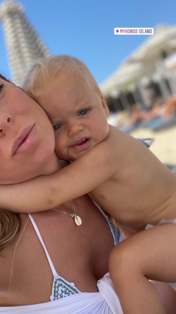 Hillary (Mamans & Célèbres) révèle que son fils Milo s'est blessé en vacances à Mykonos.