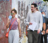 Pete Davidson et Kaley Cuoco s'amusent avec les photographes sur le tournage de "Meet Cute" dans le quartier de Brooklyn à New York, le 11 août 2021