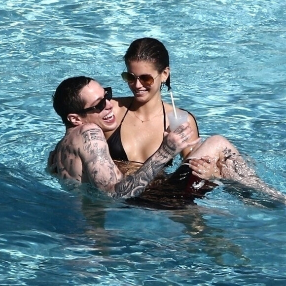 Kaia Gerber et son compagnon Pete Davidson à Miami le 23 Novembre 2019.