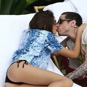 Kaia Gerber et son compagnon Pete Davidson à Miami le 23 Novembre 2019.