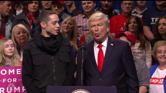 Sur le plateau de l'émission Saturday Night Live, Pete Davidson joue un terroriste qui remercie Alec Baldwin grimé en Donald Trump pour avoir relancé les emplois "ISIS". New York, le 26 octobre 2019.