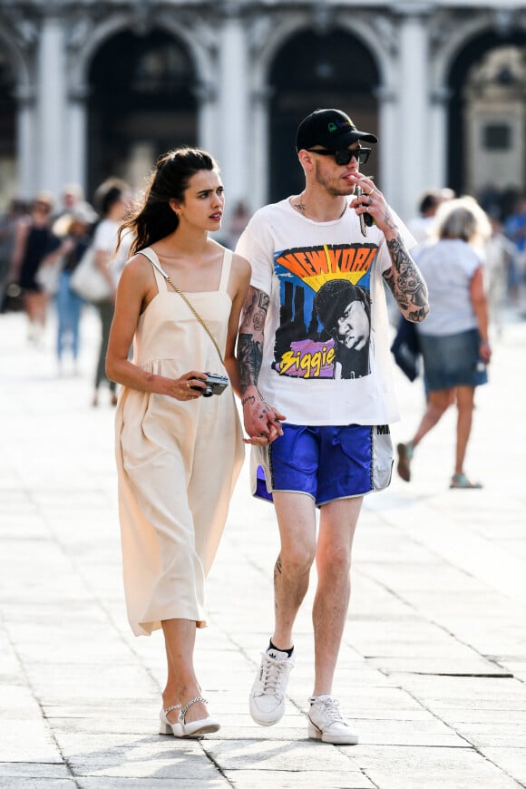 Margaret Qualley et son compagnon Pete Davidson se promènent dans les rues de Venise lors de la 76ème édition du festival du film de Venise, La Mostra, le 2 septembre 2019.