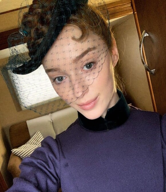 Phoebe Dynevor sur le tournage de la série "La Chronique des Bridgerton" (Netflix), sur Instagram en décembre 2020.