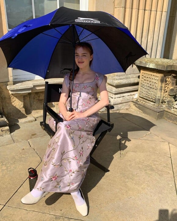 Phoebe Dynevor sur le tournage de la série "La Chronique des Bridgerton" (Netflix), sur Instagram, mars 2021.