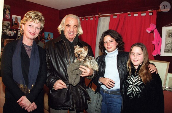 Jean-Paul Belmondo, Jeane Manson et ses deux filles, Shirel et Marianne lors de la dernière de la pièce "Frederick Lemaitre" en 1999. 