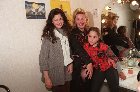 Jeane Manson et ses deux filles, Marianne et Shirel, à Disneyland Paris, en 1996. 