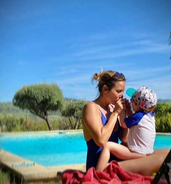 Julie de Bona est vacances avec son fils de 3 ans.