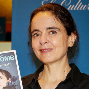Exclusif - Amélie Nothomb dédicace son livre "Les Aérostats" à la librairie Lamartine à Paris © Panoramic / Bestimage
