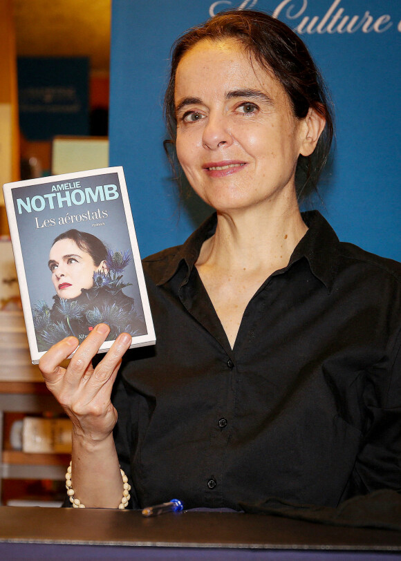 Exclusif - Amélie Nothomb dédicace son livre "Les Aérostats" à la librairie Lamartine à Paris © Panoramic / Bestimage