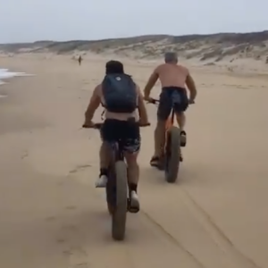 Tximista Lizarazu, le fils de Bixente Lizarazu, filme son père et Damien Dumas en train de faire du vélo sur une plage. Story Instagram du 17 août 2021.