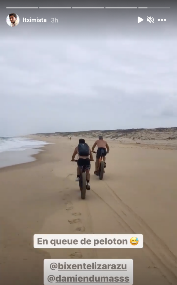 Tximista Lizarazu, le fils de Bixente Lizarazu, filme son père et Damien Dumas en train de faire du vélo sur une plage. Story Instagram du 17 août 2021.