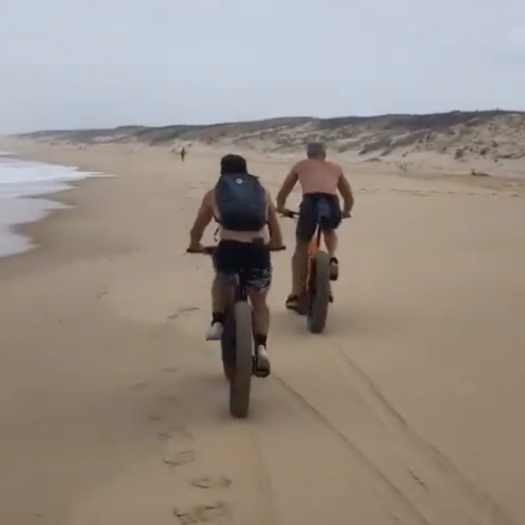 Tximista Lizarazu, le fils de Bixente Lizarazu, filme son père et Damien Dumas en train de faire du vélo sur une plage. Story Instagram du 17 août 2021.