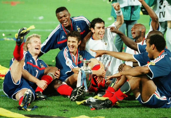 Bixente Lizarazu, Didier Deschamps, Marcel Desailly, Robert Pirès, Patrick Viera et Thierry Henry lors de l'Euro 2000.