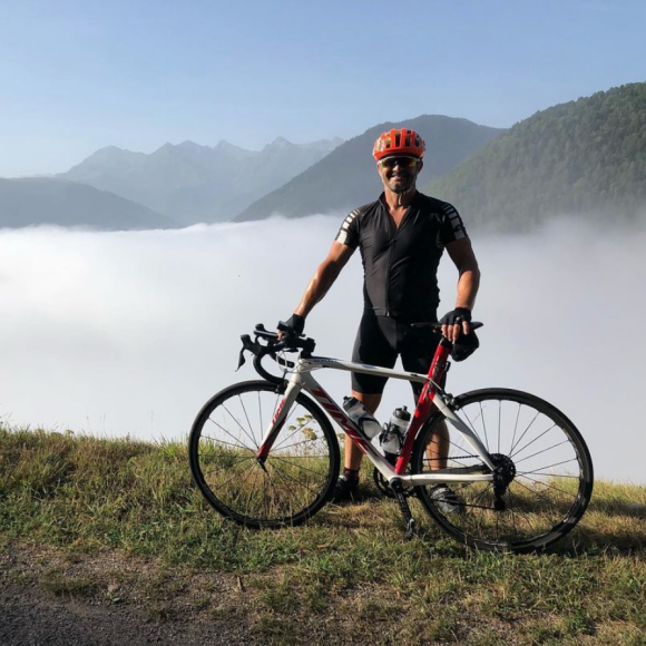 Bixente Lizarazu profite des vacances pour faire du vélo. Août 2021.