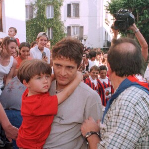 Bixente Lizarazu et son fils Tximista en juillet 1998.