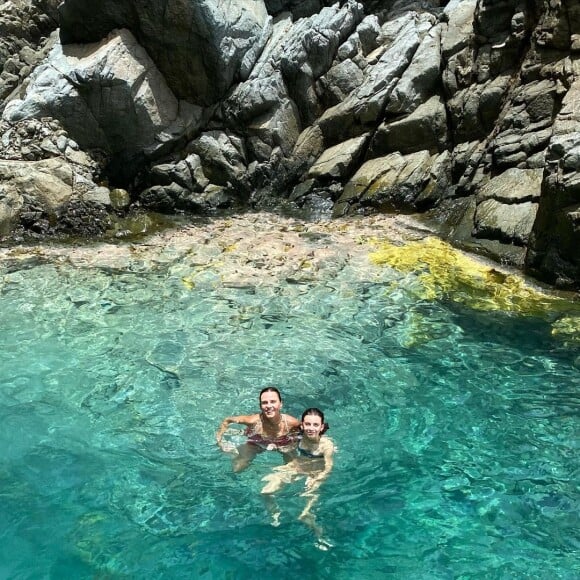 Marine Vignes, animatrice et ex-compagne de Nagui, prend la pose avec sa fille Tess.