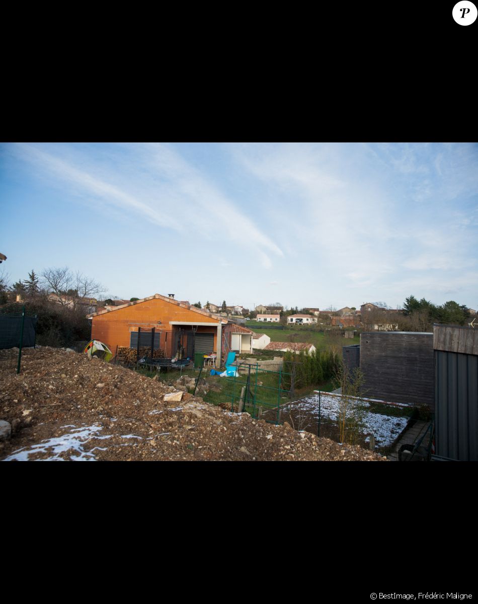 La maison en construction de Delphine Jubillar (Aussaguel) , disparue sans laisser de traces depuis le 16 décembre 2020 à Cagnac les Mines dans le Tarn. Un gendarme et une équipe du service des eaux ont mené des investigations pour chercher des traces dans le réseau raccordé à la maison. Le 7 janvier 2021 © Frédéric Maligne / Bestimage