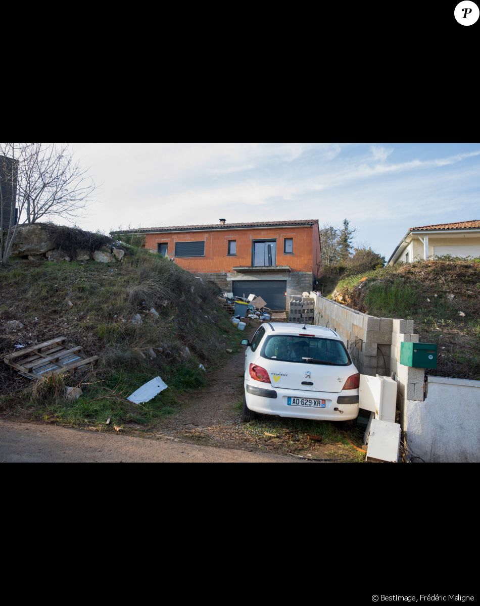 La maison en construction de Delphine Jubillar (Aussaguel) , disparue sans laisser de traces depuis le 16 décembre 2020 à Cagnac les Mines dans le Tarn. Un gendarme et une équipe du service des eaux ont mené des investigations pour chercher des traces dans le réseau raccordé à la maison. Le 7 janvier 2021 © Frédéric Maligne / Bestimage