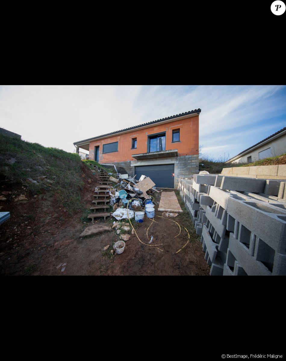 La maison en construction de Delphine Jubillar (Aussaguel) , disparue sans laisser de traces depuis le 16 décembre 2020 à Cagnac les Mines dans le Tarn. Un gendarme et une équipe du service des eaux ont mené des investigations pour chercher des traces dans le réseau raccordé à la maison. Le 7 janvier 2021 © Frédéric Maligne / Bestimage