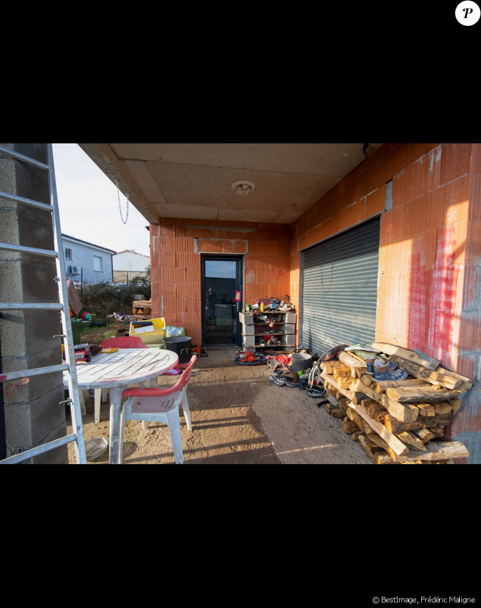 La maison en construction de Delphine Jubillar (Aussaguel) , disparue sans laisser de traces depuis le 16 décembre 2020 à Cagnac les Mines dans le Tarn. Un gendarme et une équipe du service des eaux ont mené des investigations pour chercher des traces dans le réseau raccordé à la maison. Le 7 janvier 2021 © Frédéric Maligne / Bestimage