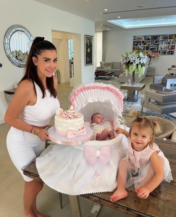 Martika Caringella et ses filles lors de l'anniversaire de Gioia, 1 mois.
