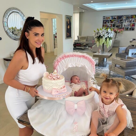 Martika Caringella et ses filles lors de l'anniversaire de Gioia, 1 mois.
