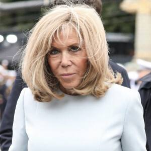 Brigitte Macron assiste au défilé militaire du Jour de la Bastille sur l'avenue des Champs Elysées, à Paris. © Stéphane Lemouton/Bestimage