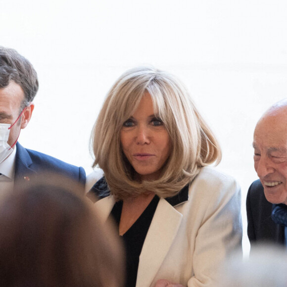 Emmanuel Macron reçoit le sociologue Edgar Morin, à l'occasion de ses 100 ans, au palais de l'Elysée à Paris. Le 8 juillet 2021. © Jacques Witt/Pool/Bestimage