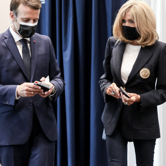 Emmanuel Macron et Brigitte Macron sont allés voter pour le premier tour des élections régionales et départementales 2021 à la mairie du Touquet. Le 20 juin 2021. © Stéphane Lemouton/Bestimage