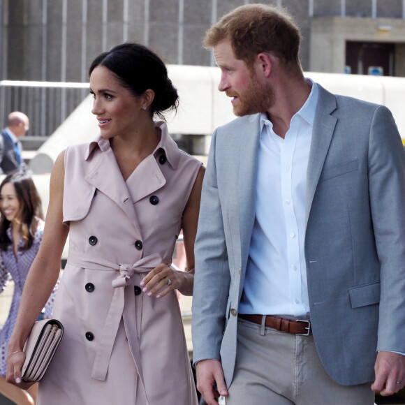 Le prince Harry et sa femme Meghan Markle arrivent à l'exposition commémorative du centenaire de la naissance de Nelson Mandela au centre Southbank à Londres, deux mois après leur mariage. 