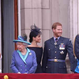 Le prince Charles, Camilla Parker Bowles, duchesse de Cornouailles, la reine Elisabeth II d'Angleterre, Meghan Markle, duchesse de Sussex (habillée en Dior Haute Couture par Maria Grazia Chiuri), le prince Harry, duc de Sussex, le prince William, duc de Cambridge, Kate Catherine Middleton, duchesse de Cambridge, la princesse Anne - La famille royale d'Angleterre lors de la parade aérienne de la RAF pour le centième anniversaire au palais de Buckingham à Londres. Le 10 juillet 2018