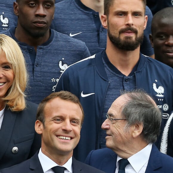 Hugo Lloris, capitaine de l'équipe de France de football, Laura Flessel, ministre des sports, Brigitte Macron, le président Emmanuel Macron, Noël Le Graët, président de la fédération française de football, Didier Deschamps, sélectionneur de l'équipe de France de Football, Antoine Griezmann, Olivier Giroud, Steve Mandanda, Thomas Lemar, Alphonse Areola, Florian Thauvin, Blaise Matuidi, N'golo Kanté, Lucas Hernandez - Le président et son épouse rencontrent les joueurs de l'équipe de France de football qui participeront à la coupe du monde au centre de Clairefontaine le 5 juin 2018. © Dominique Jacovides / Cyril Moreau / Bestimage