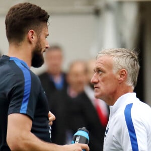 Olivier Giroud et Didier Deschamps - Didier Deschamps et les joueurs de l'équipe de France de football s'entraînent au stade de Biarritz durant leur stage au pays Basque à Biarritz. © Patrick Bernard-Christophe De Prada / Bestimage