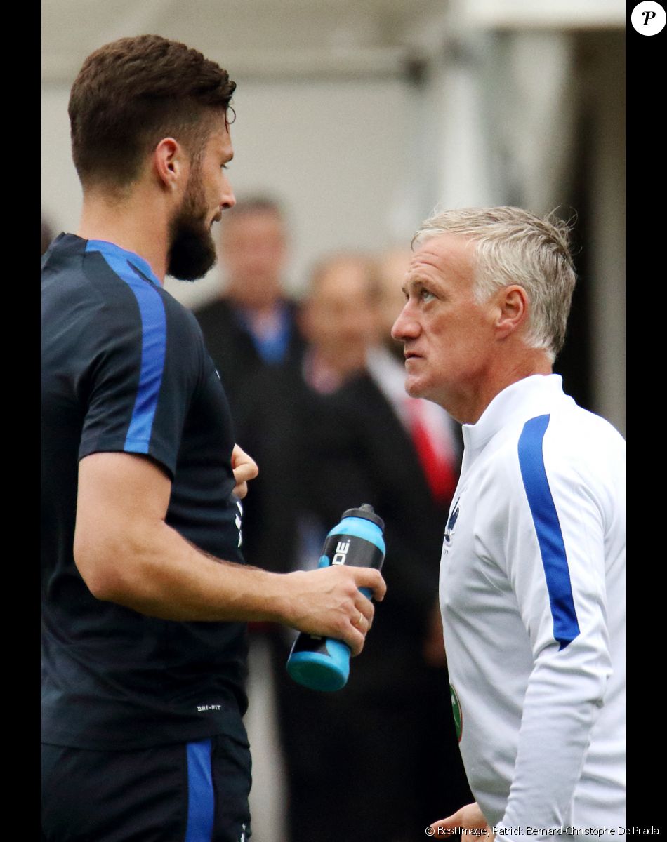 Olivier Giroud et Didier Deschamps - Didier Deschamps et les joueurs de l'équipe de France de football s'entraînent au stade de Biarritz durant leur stage au pays Basque à Biarritz. © Patrick Bernard-Christophe De Prada / Bestimage