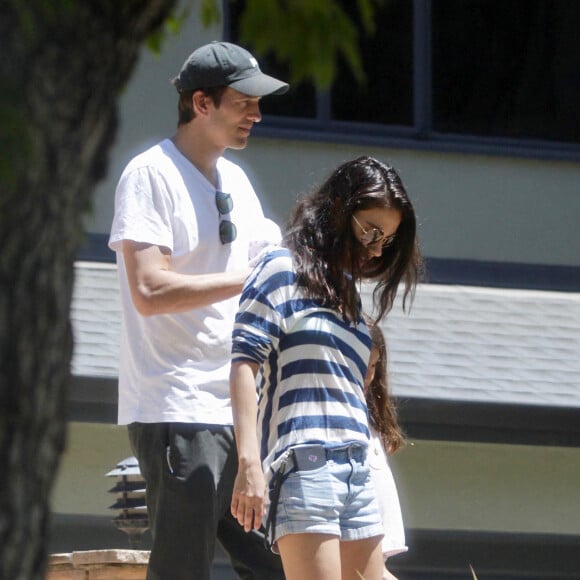 Ashton Kutcher et sa femme Mila Kunis sont allés acheter des boissons à emporter avant de se rendre chez des amis avec leur fille Wyatt Isabelle Kutcher à Los Angeles, le 12 juin 2021.