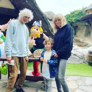 Louis Bertignac et sa compagne et leur fils Jack au Parc Astérix.