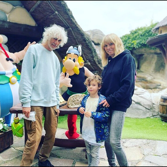 Louis Bertignac et sa compagne et leur fils Jack au Parc Astérix.