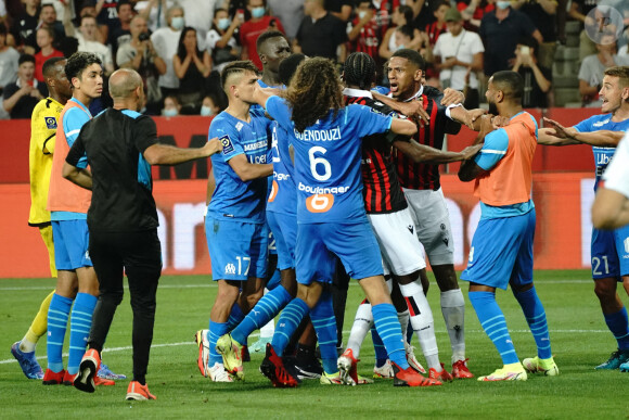 Bagarre generale- Matteo Guendouzi (Olympique de Marseille) - Jean Clair Todibo (OGC Nice) - Match de football en ligue 1 Uber Eats : Match définitivement arrêté après le refus des joueurs de l'OM (Marseille) de reprendre le jeu suites à des incidents avec les supporters de Nice le 22 août 2021. © Norbert Scanella / Panoramic / Bestimage