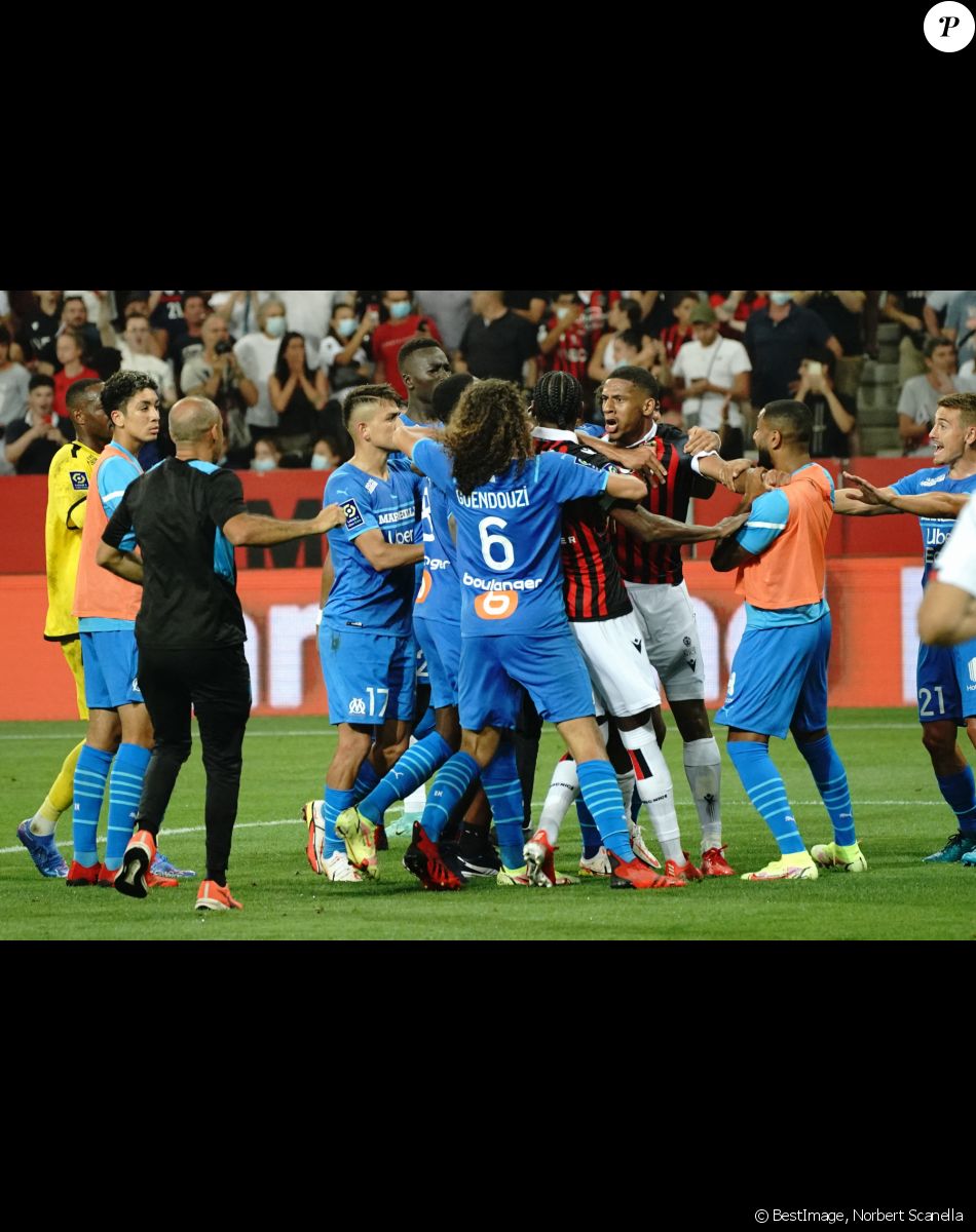 Bagarre generale- Matteo Guendouzi (Olympique de Marseille) - Jean Clair Todibo (OGC Nice) - Match de football en ligue 1 Uber Eats : Match définitivement arrêté après le refus des joueurs de l'OM (Marseille) de reprendre le jeu suites à des incidents avec les supporters de Nice le 22 août 2021. © Norbert Scanella / Panoramic / Bestimage
