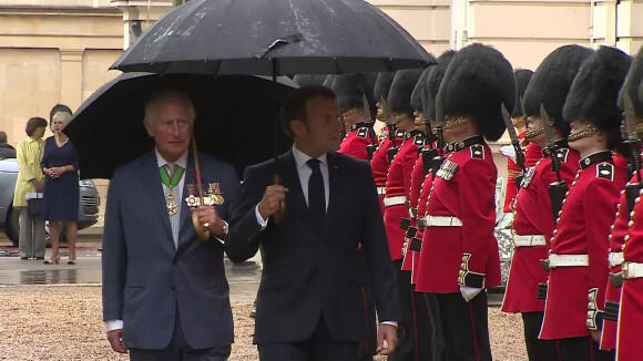 Le prince Charles, prince de Galles, et le président de la République française Emmanuel Macron devant la maison royale Clarence House, pour la commémoration du 80ème anniversaire de l'appel du 18 juin du général de Gaulle à Londres, Royaume Uni, le 18 juin 2010, en présence des Coldstream Guards.