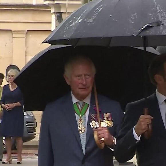 Le prince Charles, prince de Galles, et le président de la République française Emmanuel Macron devant la maison royale Clarence House, pour la commémoration du 80ème anniversaire de l'appel du 18 juin du général de Gaulle à Londres, Royaume Uni, le 18 juin 2010, en présence des Coldstream Guards.